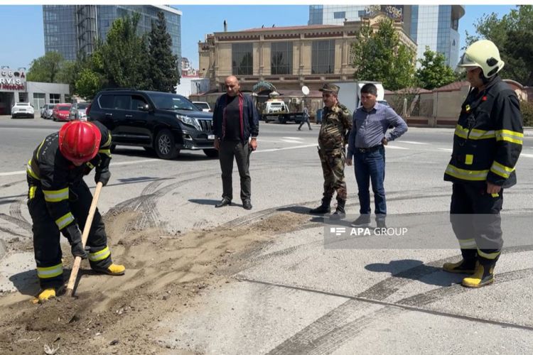 Sumqayıtda yola mənşəyi naməlum maddə dağılıb -  FOTO