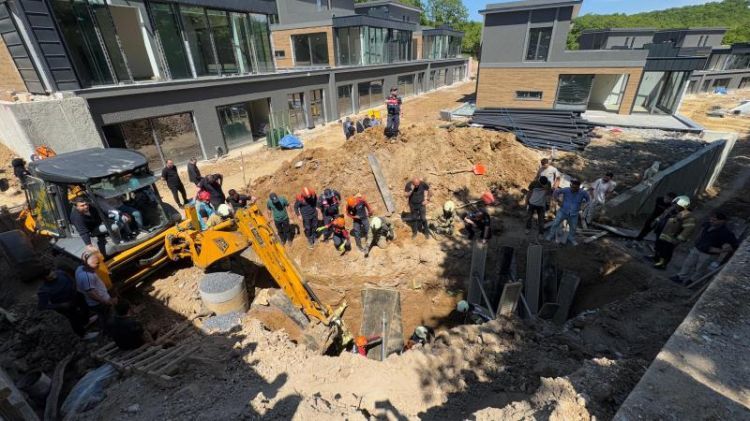 İstanbulda tikinti sahəsində torpaq sürüşməsi baş verib - FOTO