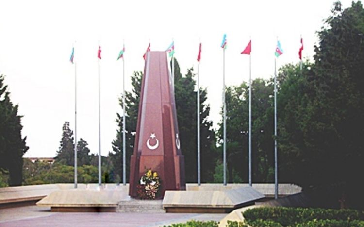 Türkiyənin müdafiə naziri Türk şəhidliyi abidəsini ziyarət edib
