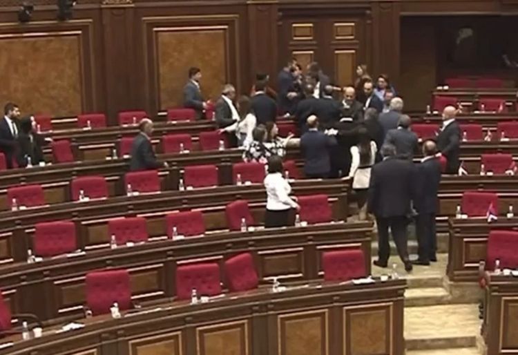 Robert Koçaryanın oğlu Ermənistan parlamentində dava saldı - VİDEO