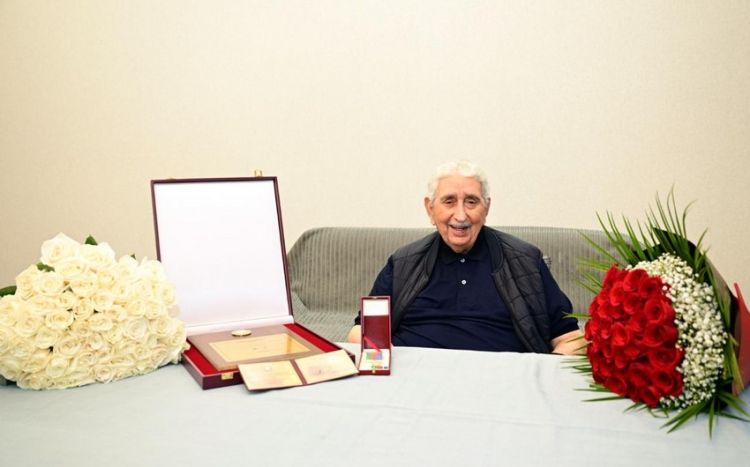 Xalq artisti Arif Babayevə Heydər Əliyev Mükafatı təqdim olunub - FOTO