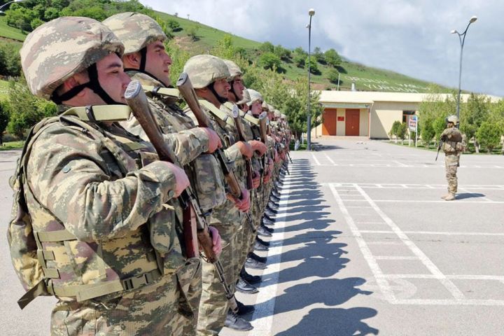 Hərbi xidmətdə son yaşı həddi müəyyən edilməyən şəxslərin dairəsi genişləndirilir