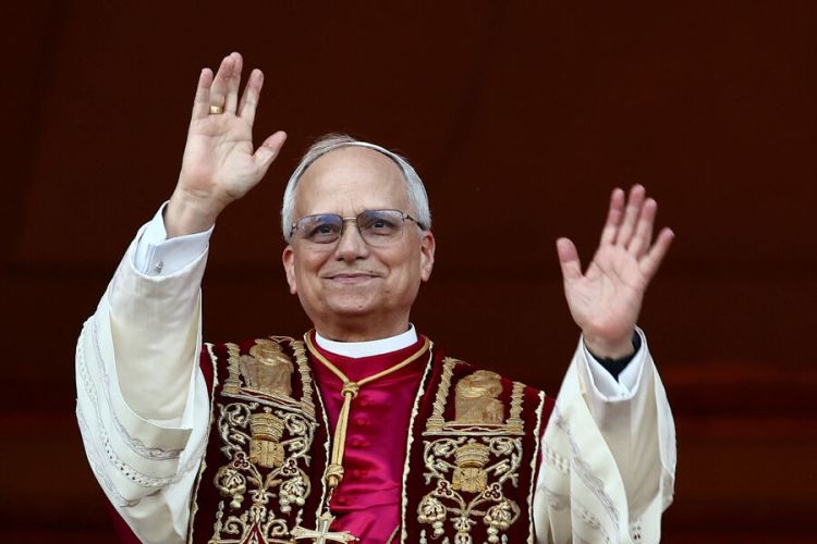 Roma Papası XIV Leo papalıq hakimiyyətinin rəmzlərini qəbul edib
