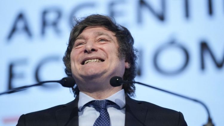Jurnalist Argentina prezidentini mikrofonla vurdu - VİDEO