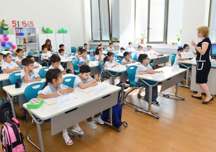 Məktəbdə müəllim dərs zamanı xəsarət aldı -  Direktor cərimə olundu