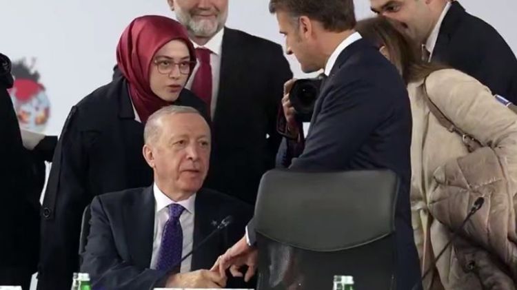 Ərdoğanın Makronun barmağını sıxma  SƏBƏBİ - VİDEO