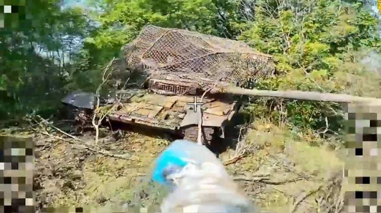 Rusiya Silahlı Qüvvələri Xarkov vilayətində Ukraynaya məxsus T-64 tankını vurub - VİDEO
