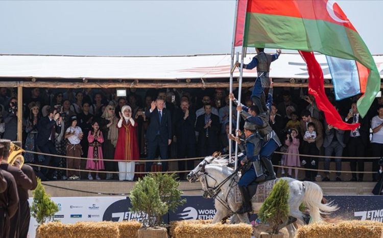 Ərdoğan Qarabağ atları ilə olan çıxışı ayaqüstdə alqışlayıb