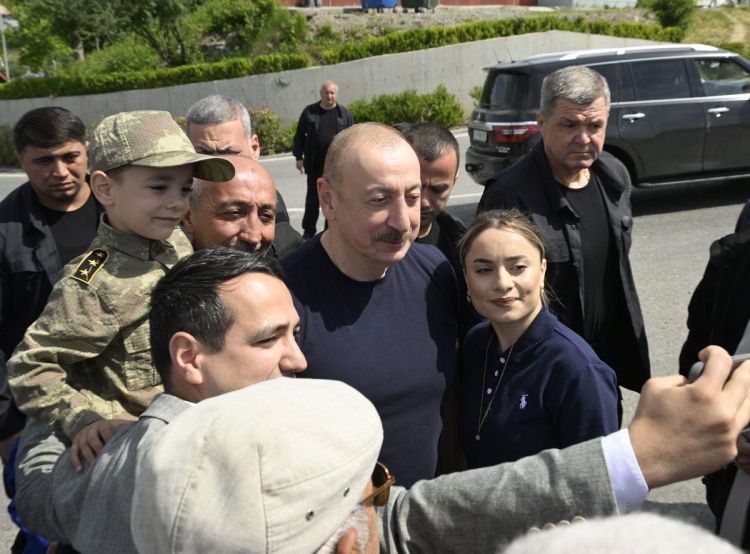 Prezident Laçın şəhərində sakinlərlə görüşüb - FOTO