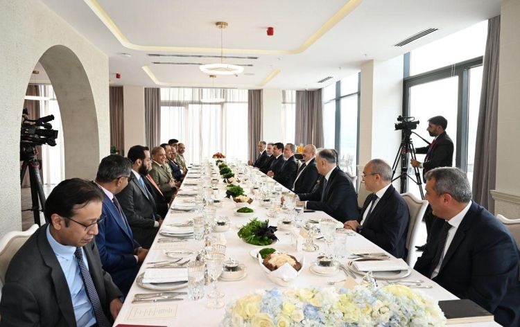 Laçında İlham Əliyevin Şahbaz Şəriflə nahar əsnasında geniş tərkibdə görüşü olub