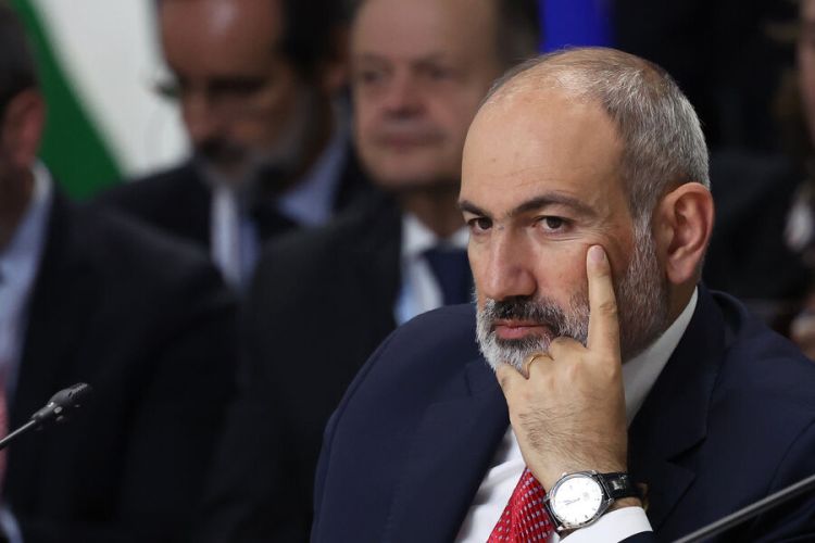 Paşinyan Ermənistandakı kilsələrin vəziyyətindən  şikayətləndi