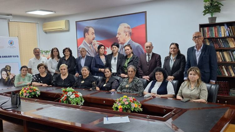 Azərbaycanda QHT rəhbərləri şəhid anaları ilə görüşüb - FOTO