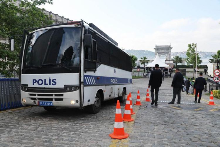İstanbulun Çırağan sarayında partlayıcı qurğular axtarılıb