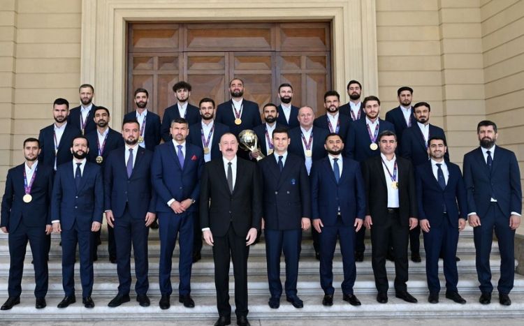 İlham Əliyev minifutbol üzrə dünya çempionu olan Azərbaycan millisini qəbul edib - YENİLƏNİB İlham Əliyev minifutbol üzrə dünya çempionu olan Azərbaycan millisini qəbul edib - YENİLƏNİB
