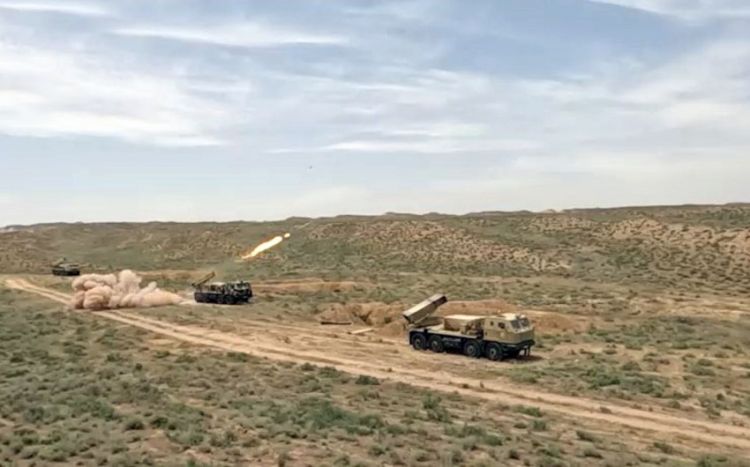 Ordumuz atəşli reaktiv sistemlərdən döyüş atışları icra edib - VİDEO  Ordumuz atəşli reaktiv sistemlərdən döyüş atışları icra edib - VİDEO