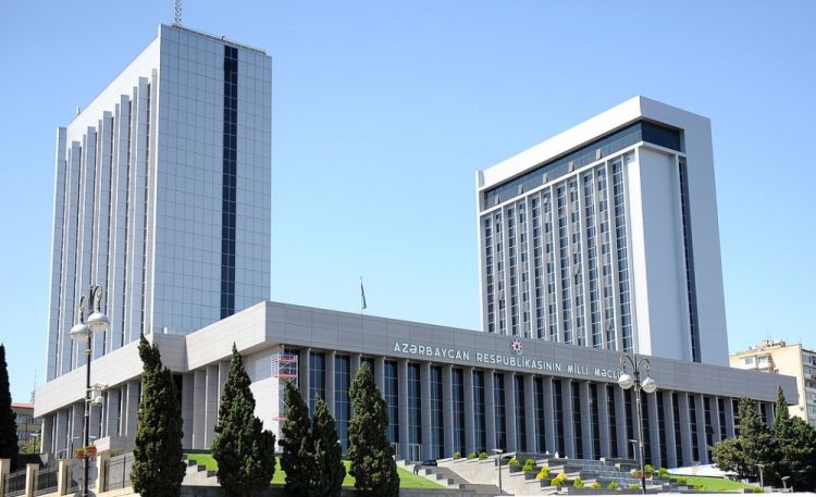 Milli Məclis önündə insident: İdmançı "Lexus"la qadın sürücünün qarşısını kəsdi
