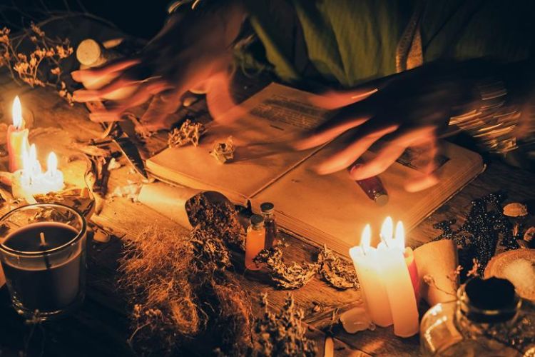 Ukraynada ana şeytançıxarma ritualı zamanı qızını öldürüb