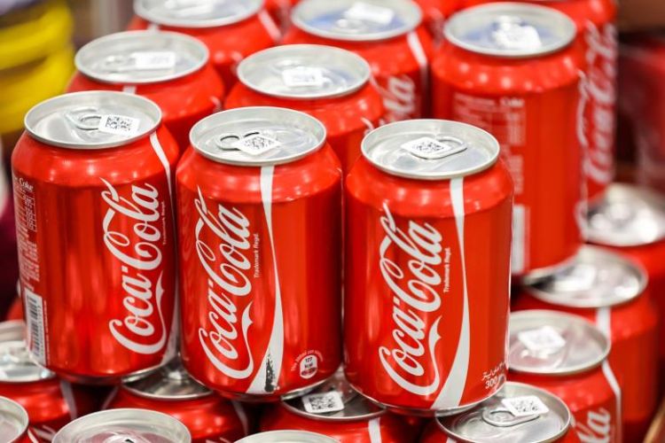 Estoniyada "Coca Cola" ilə bağlı qalmaqal böyüyür - Rus dilindəki adlara görə
