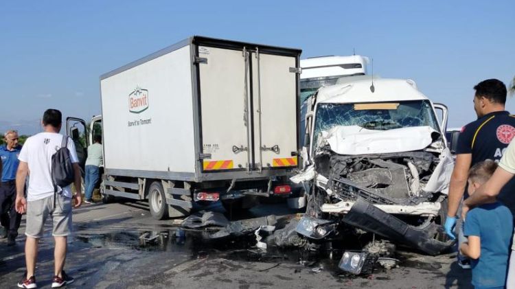 Antalyada zəncirvari yol qəzası: Yaralılar var