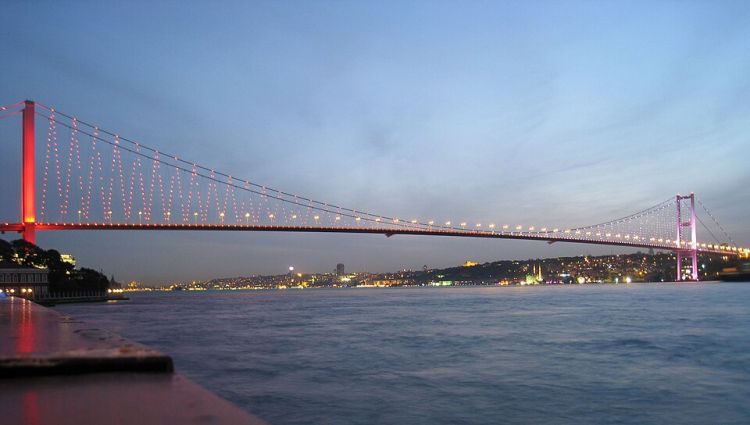 Türkiyə Bosfor və Çanaqqala boğazlarından keçid haqqını artırdı
