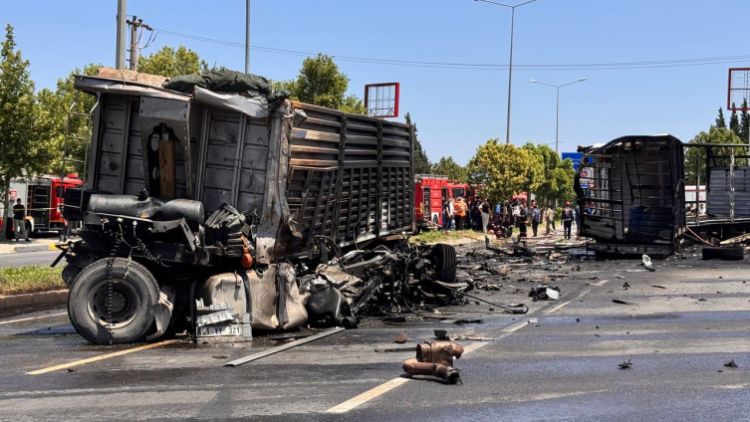 Türkiyədə 3 yük maşını toqquşdu: Ölən və yaralananlar var - FOTO