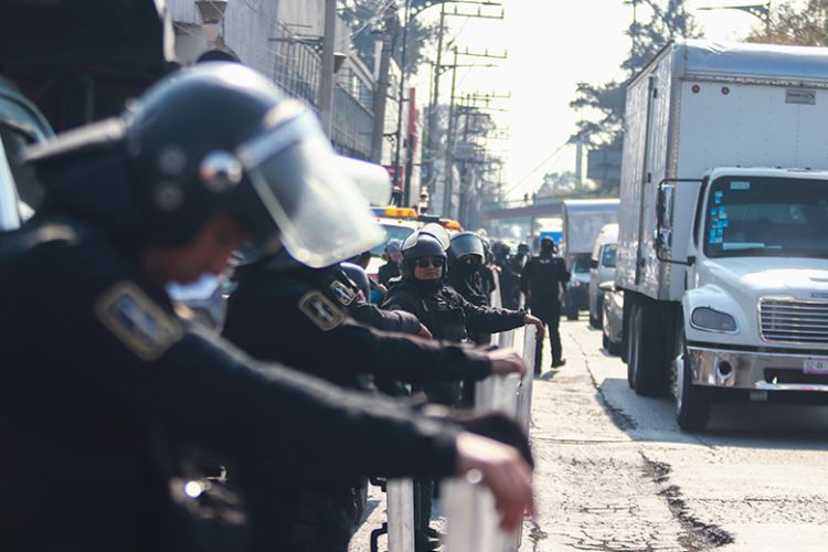 Meksikada polislə insanlar arasında toqquşma olub,  ölənlər var
