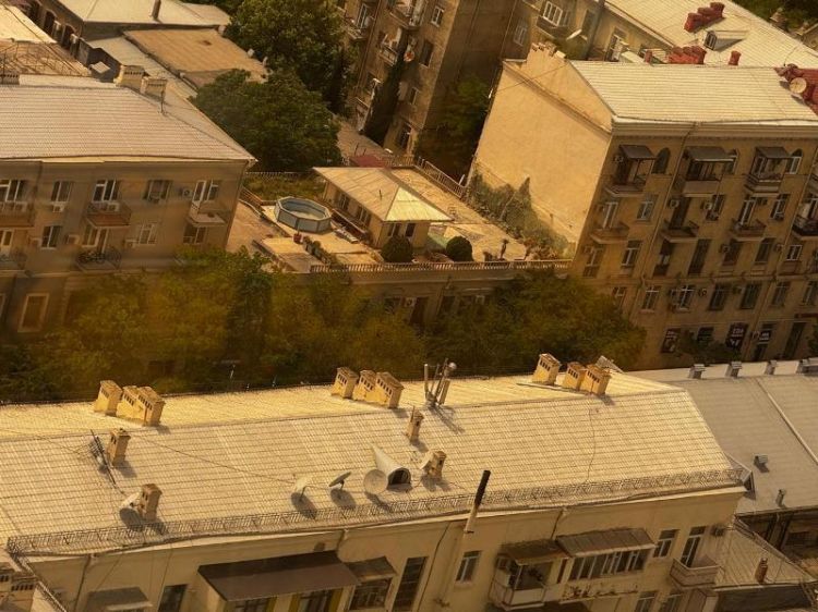 Bakıda binanın damında qanunsuz hovuz tikilib - FOTO