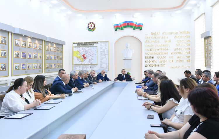 Dövlət qulluqçularının peşə bayramı gününə həsr olunmuş tədbir keçirilib - FOTO