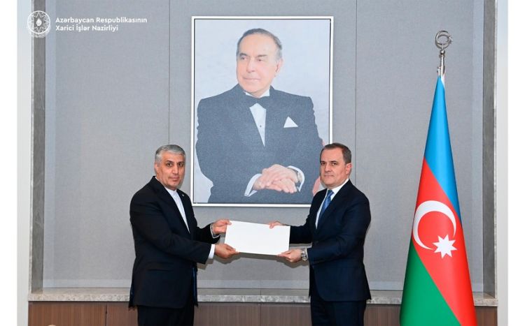 Ceyhun Bayramov İranın yeni səfirinin etimadnaməsinin surətini qəbul edib
