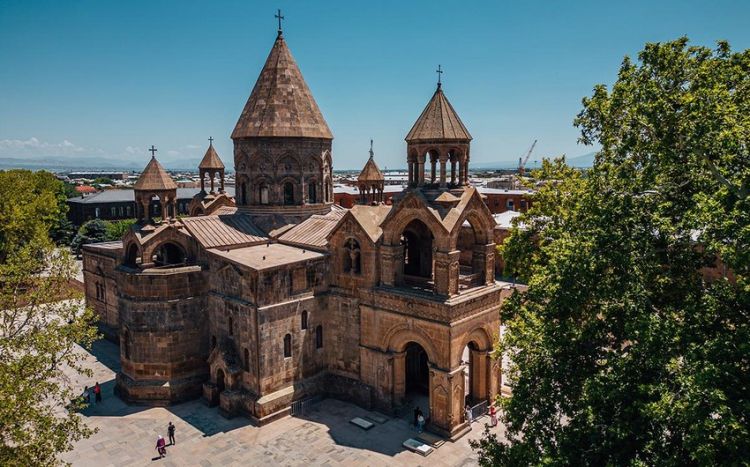 Ermənistanda arxiyepiskop Mikael Acapaxyanın həbsinə maneə törədilməsi ilə bağlı cinayət işi açılıb -  YENİLƏNİB-5