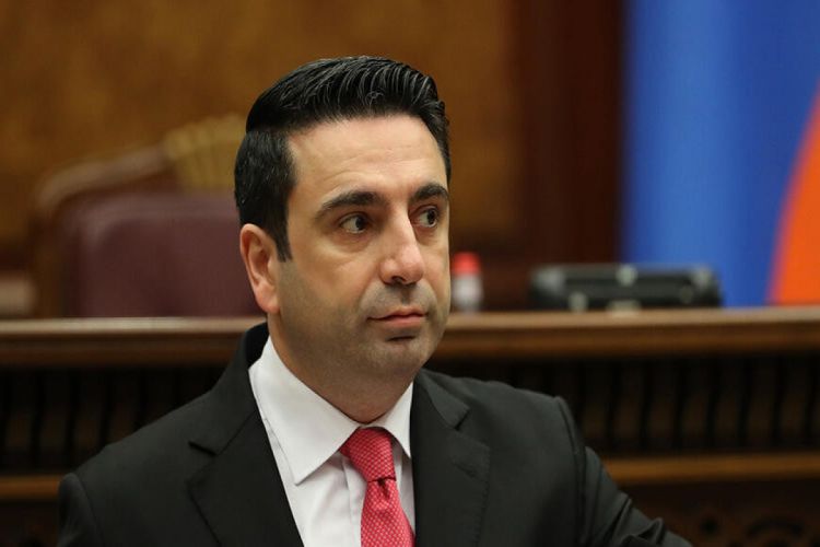 Erməni spiker Rusiya kanallarının yayımının dayandırılmasını müzakirə etməyə çağırıb