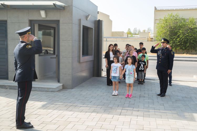 Uşaq evlərinin sakinləri polisləri iş yerlərində təbrik etdilər - FOTO