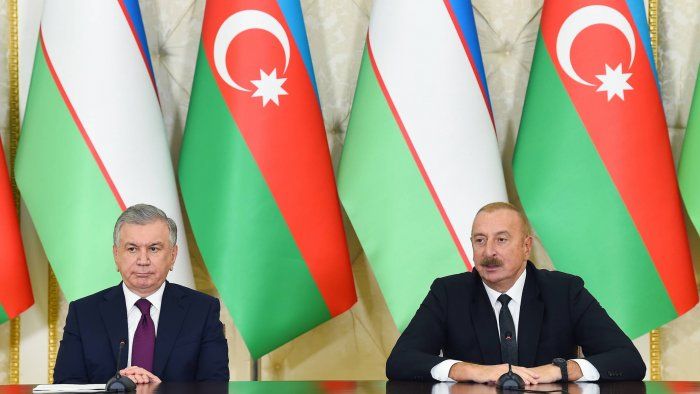 İlham Əliyev və Şavkat Mirziyoyev mətbuata bəyanatlarla çıxış edirlər