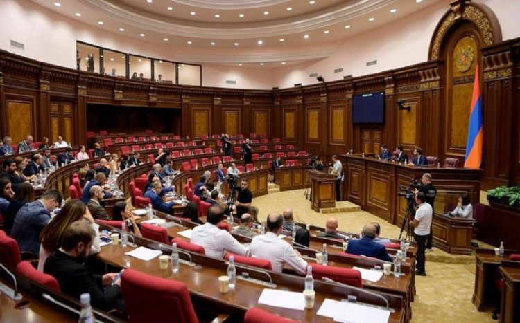Ermənistan parlamentində deputatlar arasında mübahisə yaranıb