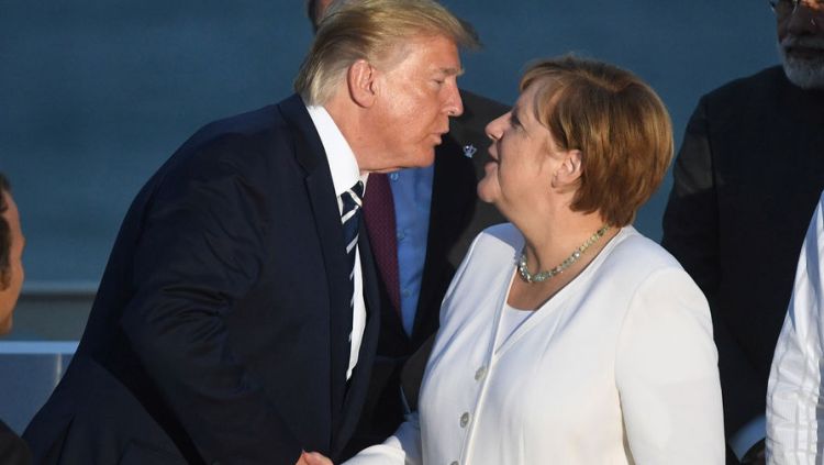 Merkel bir vaxtlar Trampın onunla əl sıxışmaqdan niyə imtina etdiyini xatırlayıb