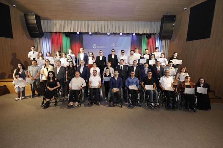 DOST İnklüziv İnkişaf və Yaradıcılıq Mərkəzində təlimləri uğurla bitirən benefisiarlara sertifikatlar təqdim olunub