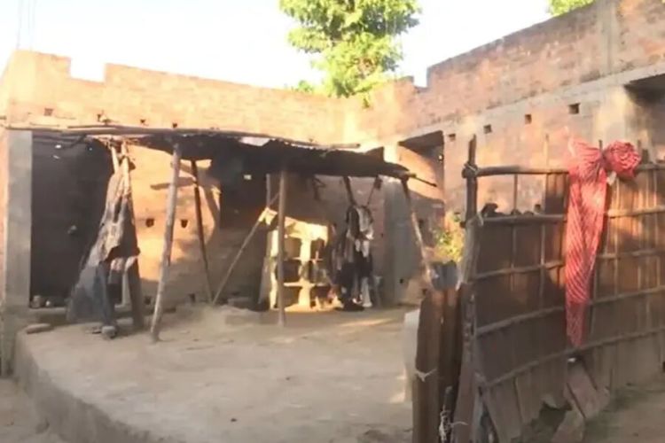 Hindistanda 15 yaşlı oğlanın ailəsi cadugərlik etdiyi üçün diri-diri yandırıldı