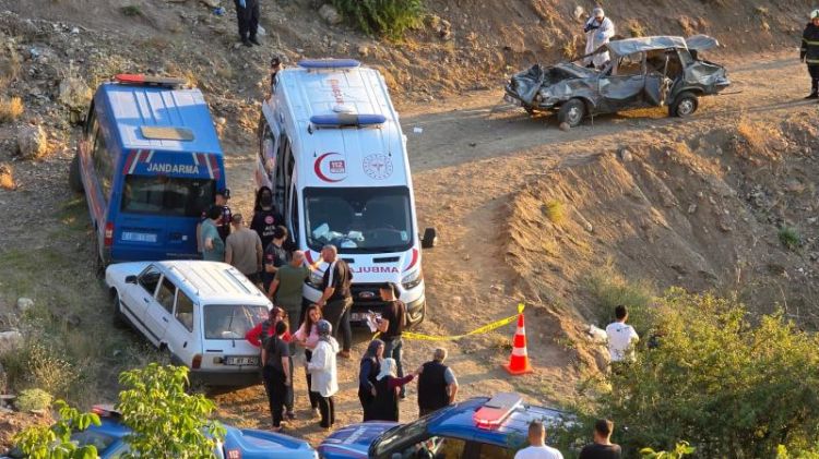 Adanada avtomobil uçuruma yuvarlandı: Ölən və yaralılar var