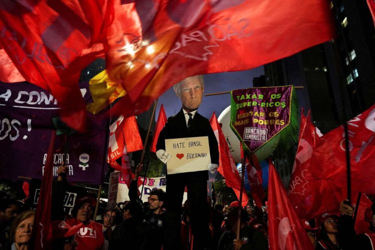 Braziliyada etirazçılar Trampa bənzədilən kuklanı yandırıblar