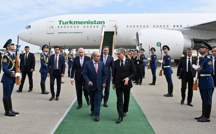 Qurbanqulu Berdiməhəmmədov Azərbaycana səfərə gəlib