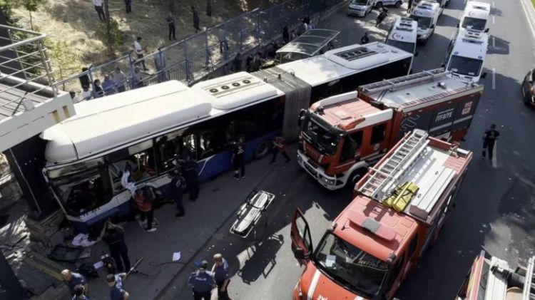 Ankarada bələdiyə avtobusu qəzaya uğradı: 20 yaralı