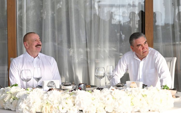 İlham Əliyev və Qurbanqulu Berdiməhəmmədov birgə nahar ediblər