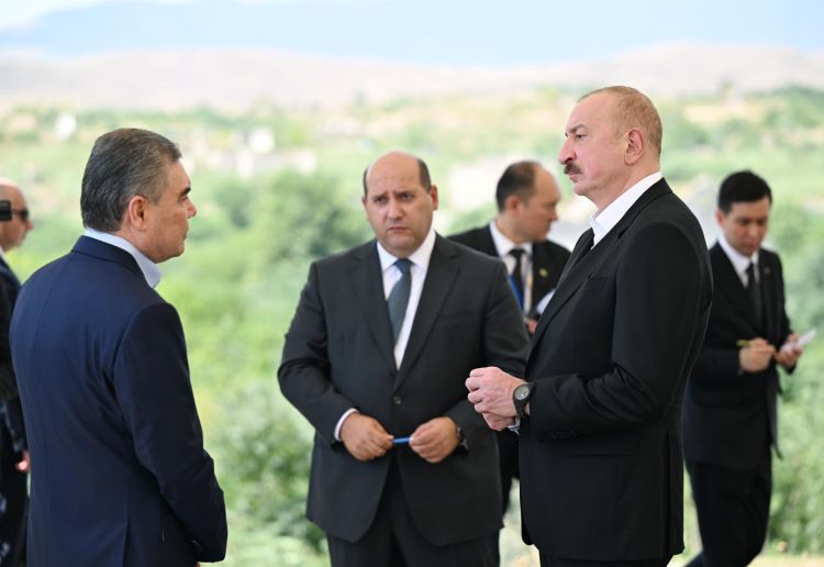 İlham Əliyev və Qurbanqulu Berdiməhəmmədov Füzuli şəhərinin dağıdılmış yerlərinə baxıblar