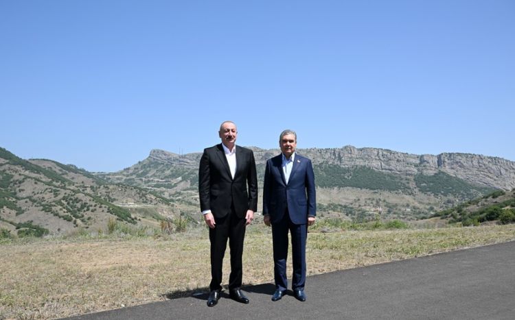 İlham Əliyev və Qurbanqulu Berdiməhəmmədov Daşaltı kəndinin fonunda şəkil çəkdiriblər - FOTO
