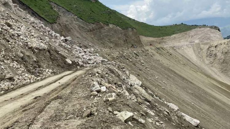 Dağıstanın dağlıq ərazisində qaya uçdu, qəza yarandı - Ölənlər var
