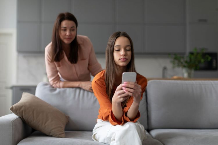 Smartfonlar 13 yaşdan kiçik qızların psixikası üçün təhlükəlidir - Araşdırma