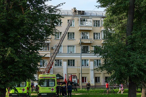 Moskva vilayətində çoxmərtəbəli yaşayış binasında baş verən yanğında xilasedici ölüb