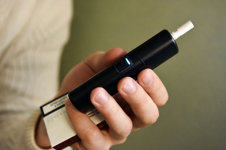 İtaliyada gənc elektron siqaretin partlaması nəticəsində xəsarət alıb