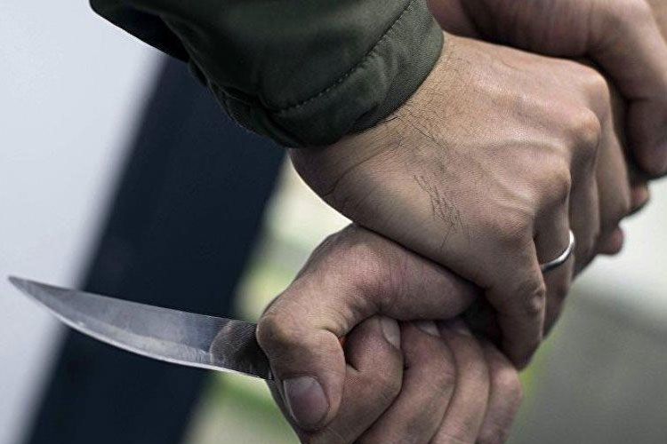 Xırdalanda dostu qazini evində bıçaqladı