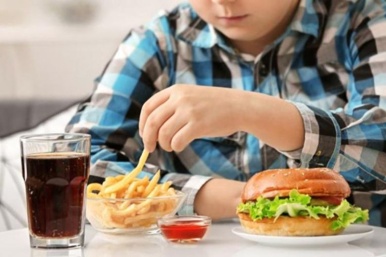 Həkim uşaqlarda piylənmənin əsas səbəblərini sadalayıb